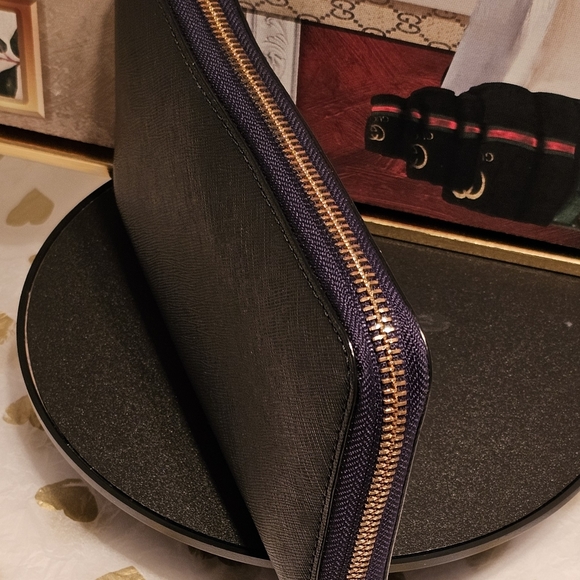 Tory Burch Robinson Saffiano  Leather Zipper Continental  Wallet - Picture 4 of 17